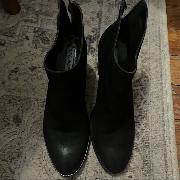 Black suede Steve Madden booties - Picture 1 of 4
